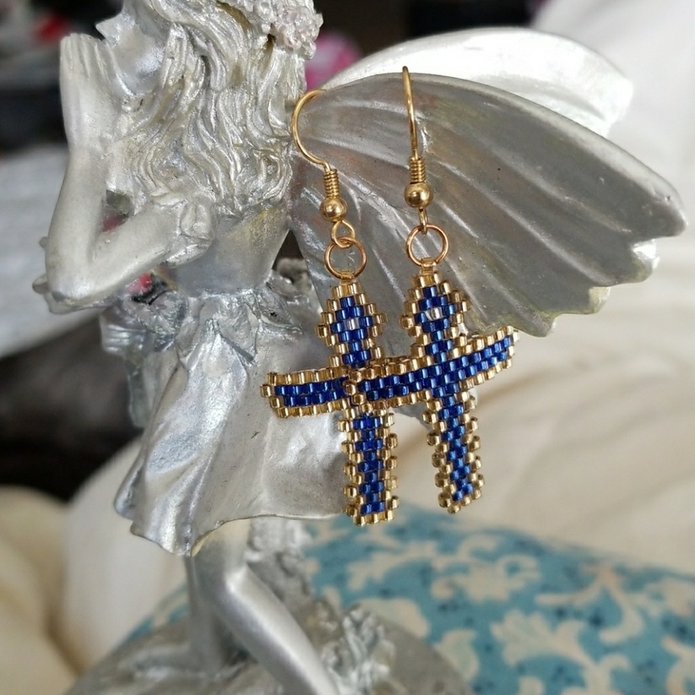 NEW. VINTAGE HANDMADE SEED BEAD CROSS EARRINGS. A1
